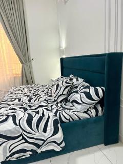 Bytup 2bedroom Apt in lekki,24hrs light, Wifi ,fully serviced apartment , water heater smart tv - 9