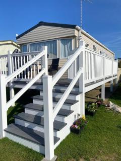 Cosy Caravan With Free Wi-Fi And Decking At Broadland Sands, Suffolk Ref 20304Bs - Hopton on Sea - 0