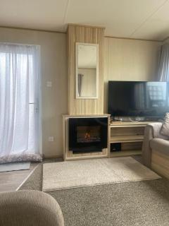 Cosy Caravan With Free Wi-Fi And Decking At Broadland Sands, Suffolk Ref 20304Bs - Hopton on Sea - 8
