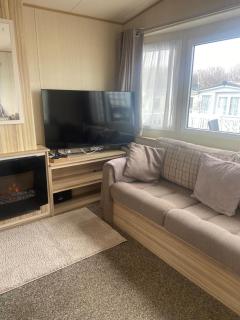 Cosy Caravan With Free Wi-Fi And Decking At Broadland Sands, Suffolk Ref 20304Bs - Hopton on Sea - 7