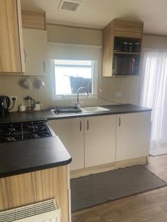 Cosy Caravan With Free Wi-Fi And Decking At Broadland Sands, Suffolk Ref 20304Bs - Hopton on Sea - 6