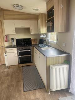 Cosy Caravan With Free Wi-Fi And Decking At Broadland Sands, Suffolk Ref 20304Bs - Hopton on Sea - 5
