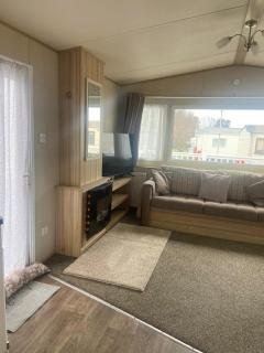 Cosy Caravan With Free Wi-Fi And Decking At Broadland Sands, Suffolk Ref 20304Bs - Hopton on Sea - 4
