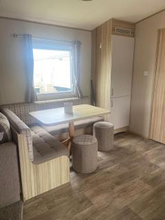 Cosy Caravan With Free Wi-Fi And Decking At Broadland Sands, Suffolk Ref 20304Bs - Hopton on Sea - 3