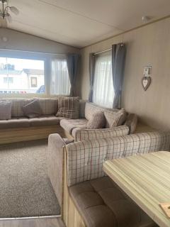 Cosy Caravan With Free Wi-Fi And Decking At Broadland Sands, Suffolk Ref 20304Bs - Hopton on Sea - 2