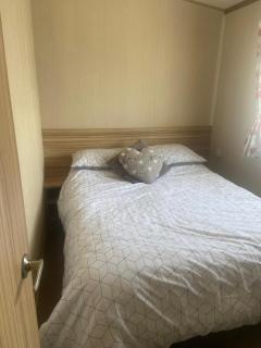 Cosy Caravan With Free Wi-Fi And Decking At Broadland Sands, Suffolk Ref 20304Bs - Hopton on Sea - 1