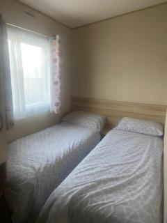 Cosy Caravan With Free Wi-Fi And Decking At Broadland Sands, Suffolk Ref 20304Bs - Hopton on Sea - 2