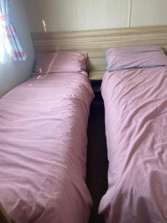 Cosy Caravan With Free Wi-Fi And Decking At Broadland Sands, Suffolk Ref 20304Bs - Hopton on Sea - 1