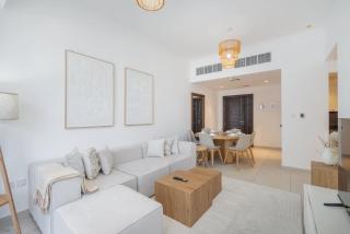 Free housekeeping visits during your stay - StayShort - Contemporary 2-Bedroom Apartment in Silverene - Dubai - 4