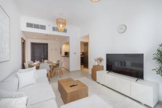 Free housekeeping visits during your stay - StayShort - Contemporary 2-Bedroom Apartment in Silverene - Dubai - 2