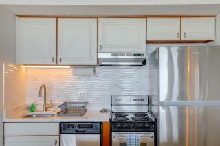 Walk to Myrtle Beach Condo with Views and Pool Access - Myrtle Beach - 2