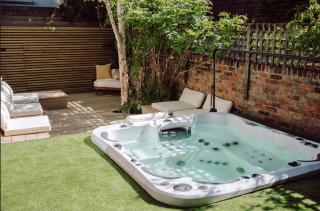 Town Centre Oasis with Two Hot Tubs - Cheltenham - 9
