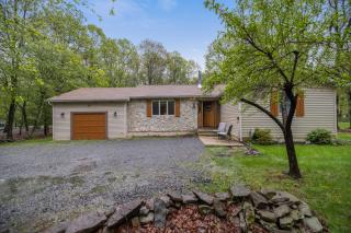 Serenity and Fun all in one in this Cozy Pocono Cabin - Jim Thorpe - 8