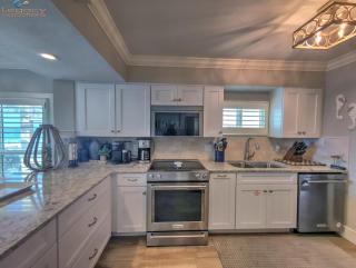 SO 401 - Lovely Remodeled 3 Bd Beachfront Condo! - 1