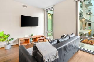 Comfy Clarendon Apt - Steps from Metro - 3