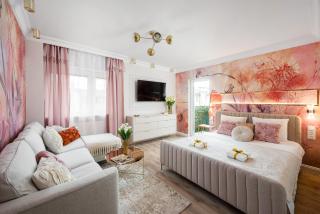 Prestige Central Suite with a living room, air conditiong, balcony & the view on Palace - 6