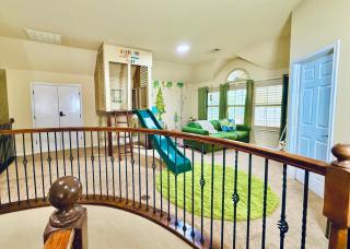 Luxury 5BR Retreat, Kid's Playroom! Near Lake Hubbard, Vineyard Views - 8