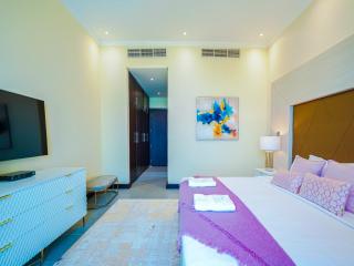 Beachfront 3BR Maid with Pool & Sea Views - Dubái - 8