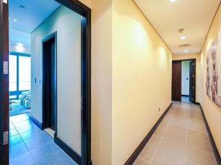Beachfront 3BR Maid with Pool & Sea Views - Dubái - 9