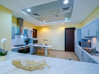 Beachfront 3BR Maid with Pool & Sea Views - Dubái - 4
