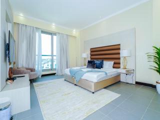 Beachfront 3BR Maid with Pool & Sea Views - Dubái - 7