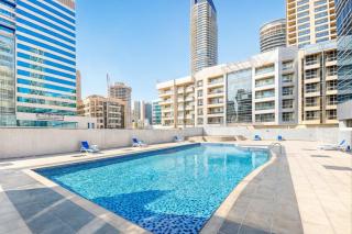 Central 1BR in Marina with Private Terrace & Pool - Dubai - 3