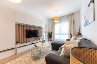 Central 1BR in Marina with Private Terrace & Pool - Dubai - 1