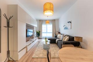 Central 1BR in Marina with Private Terrace & Pool - Dubai - 4