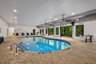 Firefly Mountain Suites by AvantStay Sleeps 36 Indoor Pool Hot Tub Game Room Playground - Sevierville - 0