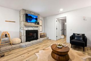 Firefly Mountain Suites by AvantStay Sleeps 36 Indoor Pool Hot Tub Game Room Playground - Sevierville - 4