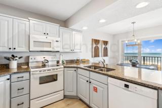 Remodeled 2 Bed/2 Bath, 3rd floor Oceanfront condo sleeps 5. Oceanfront balcony & pool. - Fernandina Beach - 9