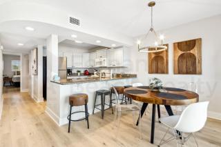 Remodeled 2 Bed/2 Bath, 3rd floor Oceanfront condo sleeps 5. Oceanfront balcony & pool. - 1