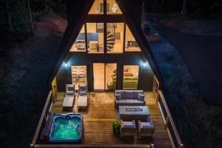 Luxury 2BR A-frame Hot Tub EV Charge Games - 9