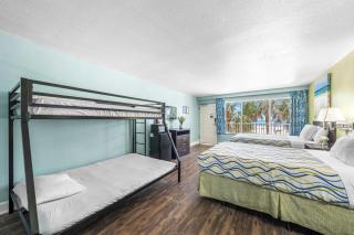 Boardwalk Beach Hotel - 8