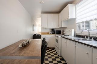 Bright 2BR in Plateau Mont Royal Downtown - Montreal - 9