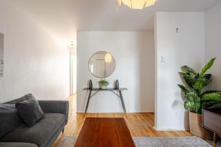 Bright 2BR in Plateau Mont Royal Downtown - Montreal - 3