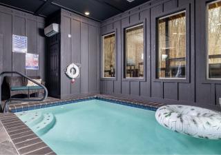 Luxury Gatlinburg Cabin, Heated Pool, Theater, Hot Tub - Gatlinburg - 9