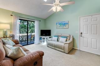 Dog Friendly! This bright and fresh, newly appointed two bedroom one bath condo! - Fernandina Beach - 9