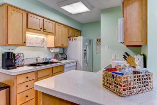 Dog Friendly! This bright and fresh, newly appointed two bedroom one bath condo! - Fernandina Beach - 3
