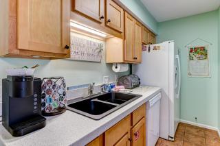 Dog Friendly! This bright and fresh, newly appointed two bedroom one bath condo! - Fernandina Beach - 2