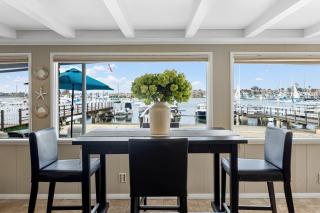 Waterfront Views Shared Dock Short Walk to Beach Shops Surf Edgewater B by AvantStay - Newport Beach - 9