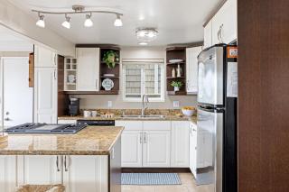 Waterfront Views Shared Dock Short Walk to Beach Shops Surf Edgewater B by AvantStay - Newport Beach - 8