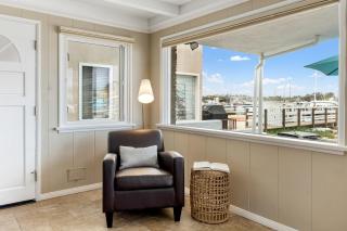 Waterfront Views Shared Dock Short Walk to Beach Shops Surf Edgewater B by AvantStay - Newport Beach - 4