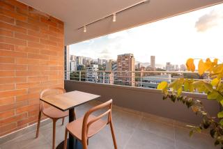 Magnífico apartamento de 2 habitaciones con AC y vistas en El Poblado - Medellín - 2