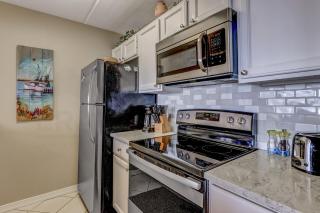 Top floor Oceanfront condo that has spectacular ocean views and sunrises. This condo sleeps 6. - Fernandina Beach - 4