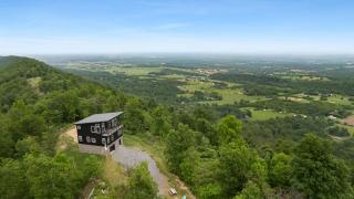 Modern Escape w Mountain Views Fire Pit & Swing - Martinsburg - 6