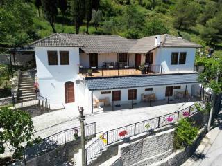 Emblematic House Apartment 4 - Gjirokastër - 9