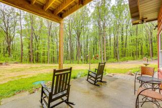10 Mi to Mtn Resort Normalville Cabin with Balcony! - Champion - 9