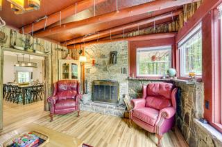 10 Mi to Mtn Resort Normalville Cabin with Balcony! - Champion - 8