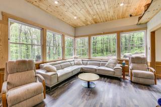 10 Mi to Mtn Resort Normalville Cabin with Balcony! - Champion - 7